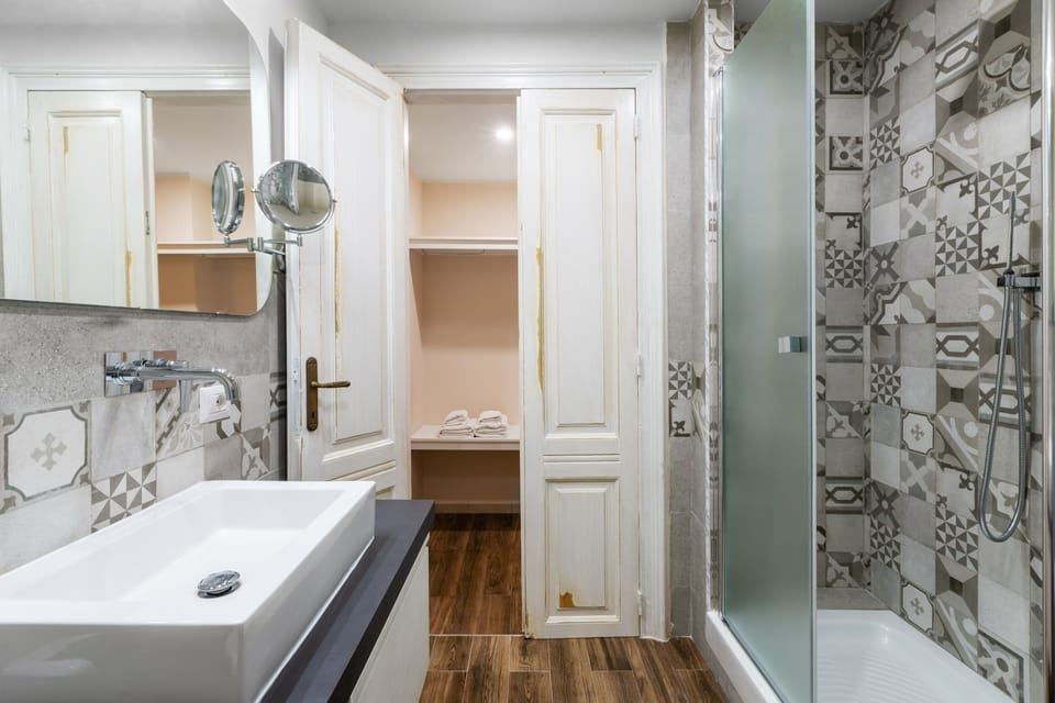 Superior Room | Bathroom | Free toiletries, hair dryer, slippers, bidet