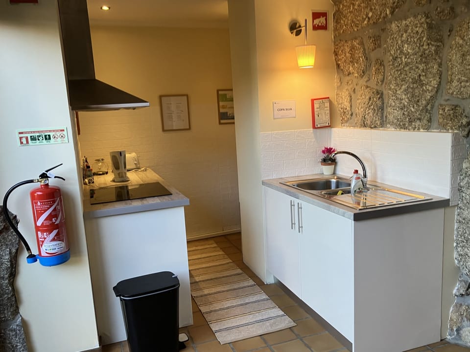 Full-size fridge, microwave, oven, stovetop