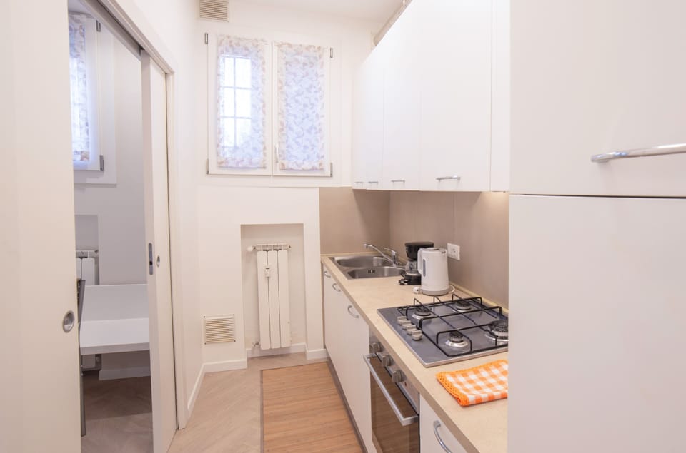 Full-size fridge, microwave, oven, stovetop