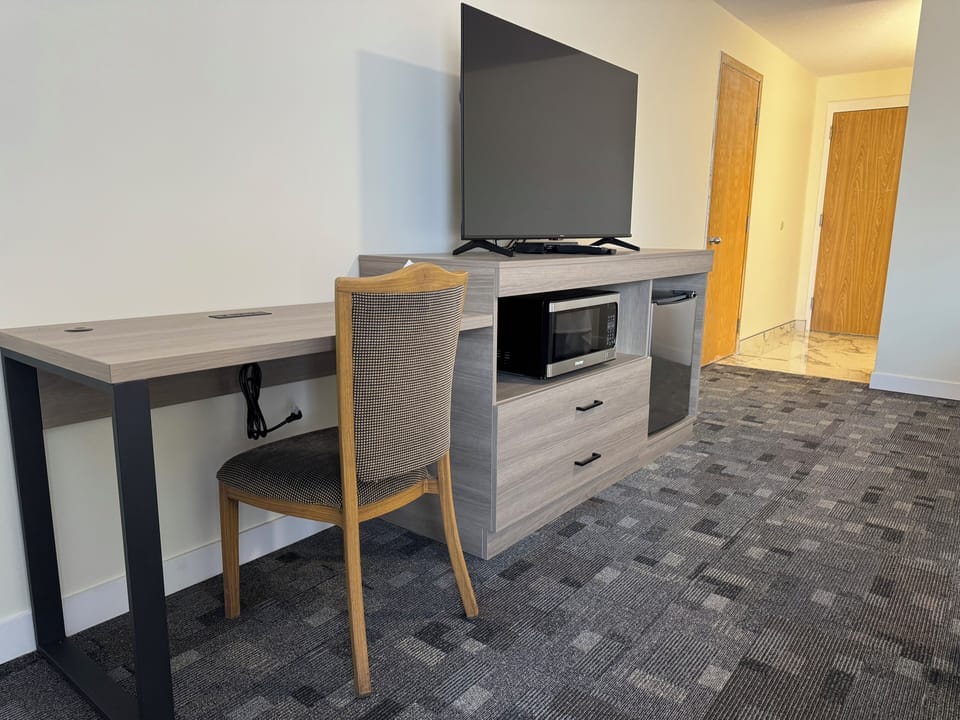 Desk, laptop workspace, WiFi (free), individually furnished