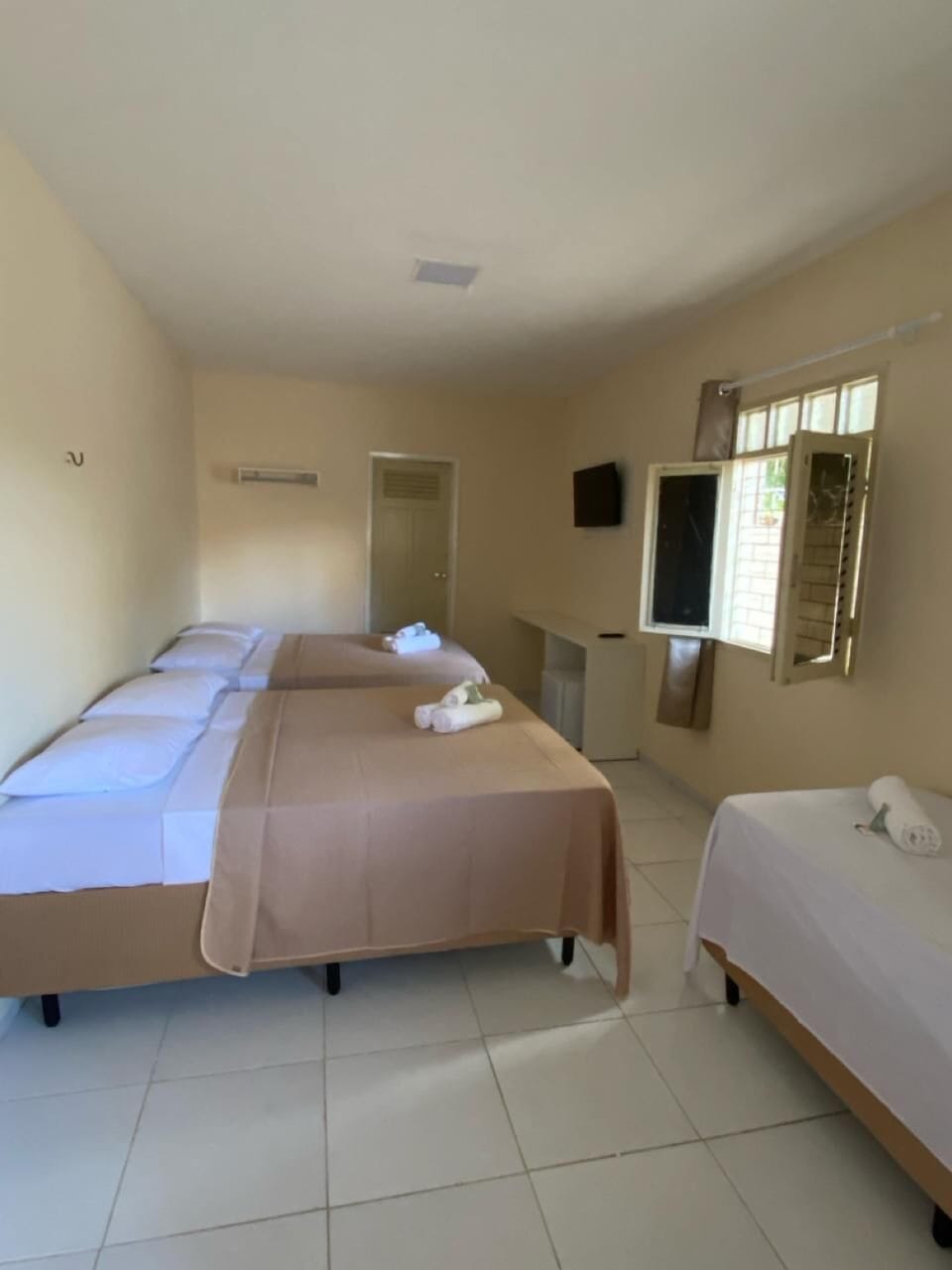 Family Room | Minibar, desk, free WiFi