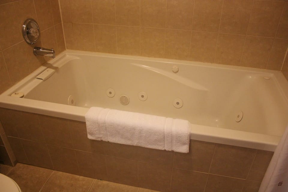 Premium Room, 1 King Bed | Bathroom | Combined shower/tub, hair dryer
