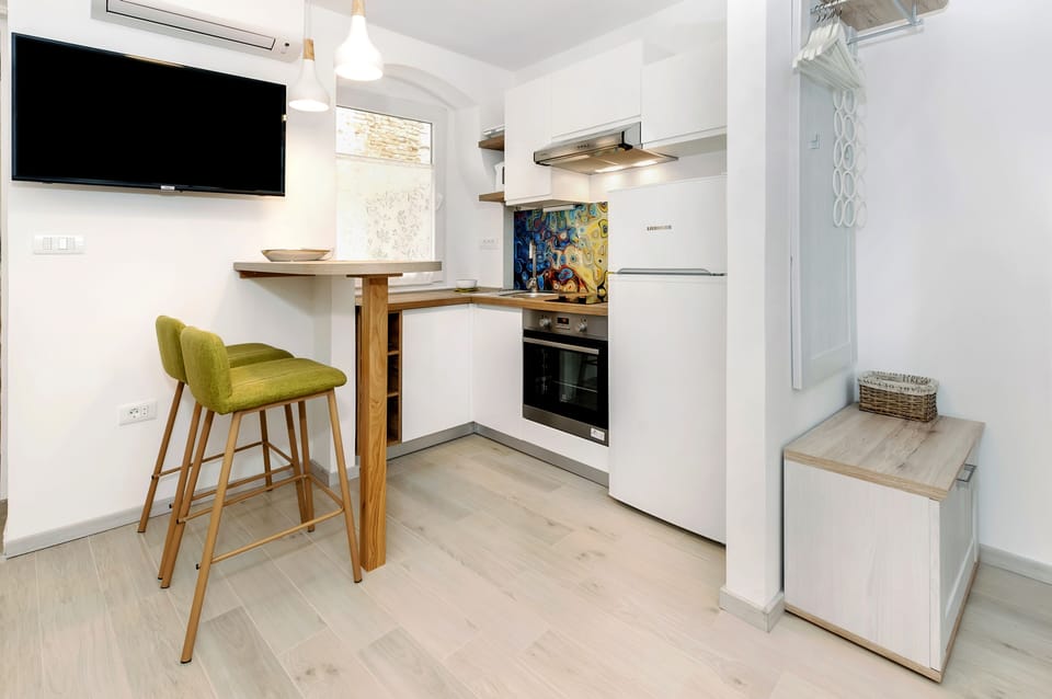 Comfort Apartment, Non Smoking | Private kitchen | Full-size fridge, oven, stovetop, dishwasher