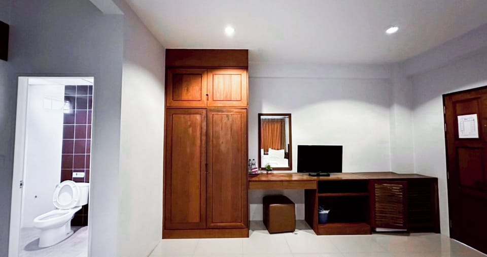 King Garden View | Desk, blackout drapes, WiFi (free), individually furnished