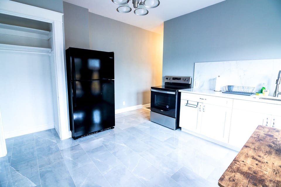 Deluxe Apartment | Private kitchen | Full-size fridge, microwave, oven, stovetop
