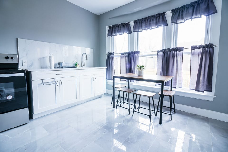 Deluxe Apartment | Private kitchen | Full-size fridge, microwave, oven, stovetop