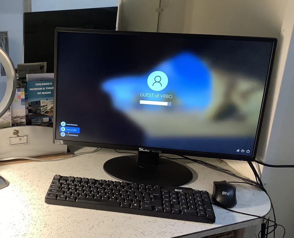 Computer and workspace available for guests in annex.