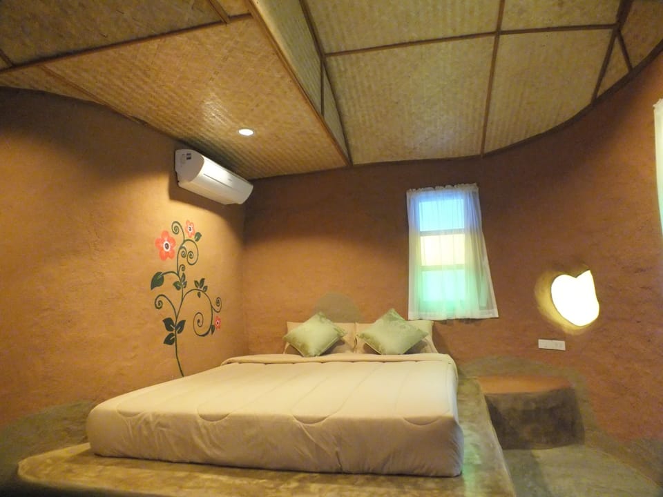 Desk, rollaway beds, free WiFi