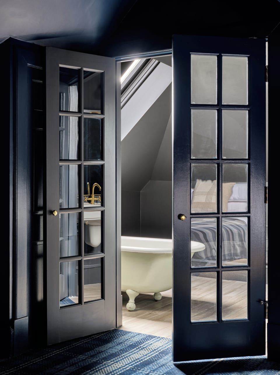 Loft Suite 1-Bedroom | Bathroom | Designer toiletries, hair dryer, bathrobes, towels