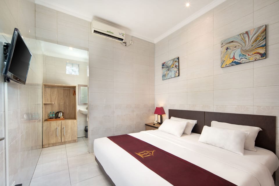Desk, soundproofing, free WiFi, bed sheets