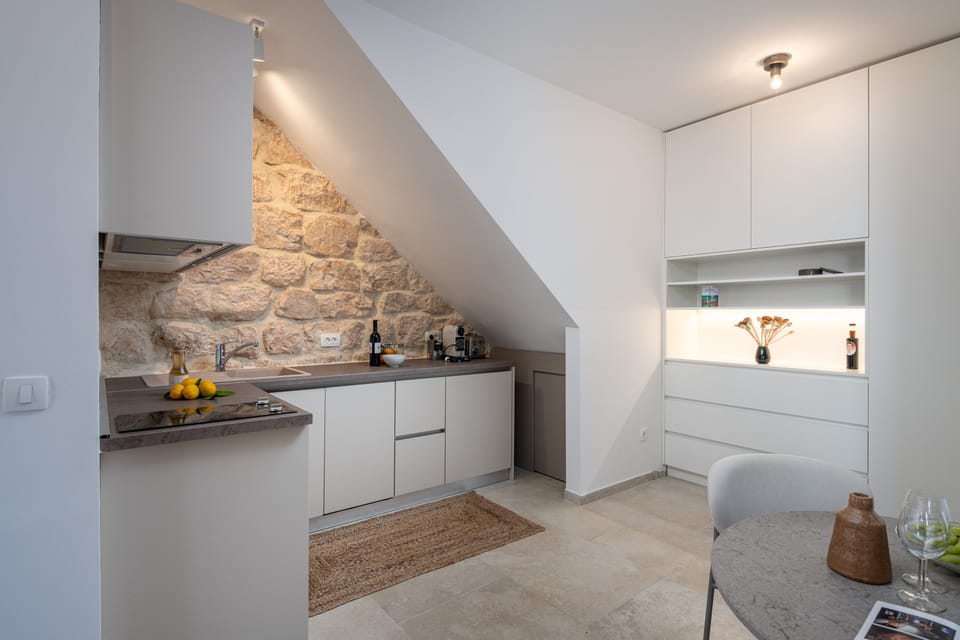 Luxury Apartment, 1 King Bed, City View | Private kitchen