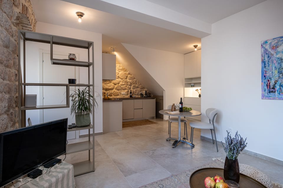 Luxury Apartment, 1 King Bed, City View | Living area | Smart TV, Netflix, streaming services