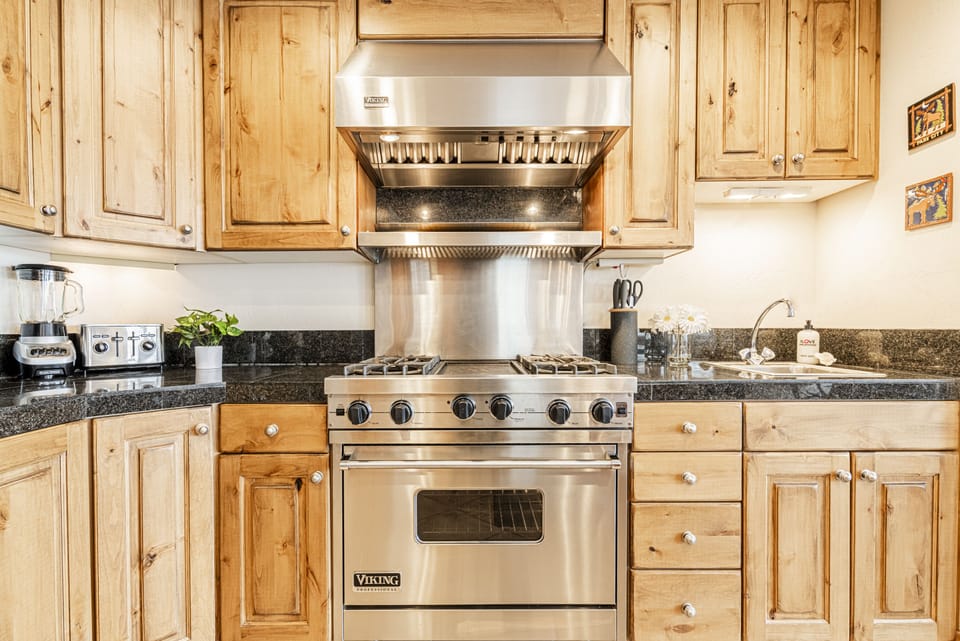 Viking gas range and a 2nd sink