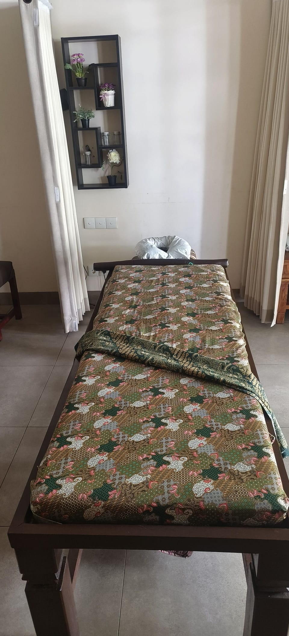 Hot stone massages, 1 treatment room