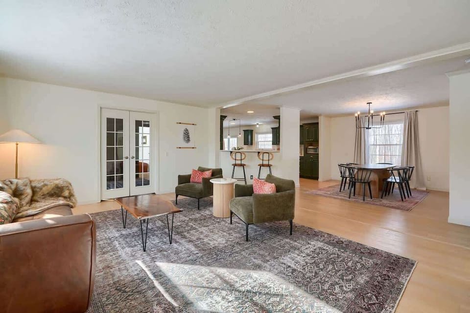 Living Room: Bright space with stylish seating & views inviting laughter and relaxation!