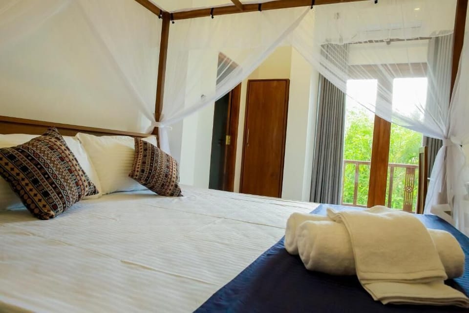 Deluxe Double Room | Bathroom | Free toiletries, bathrobes