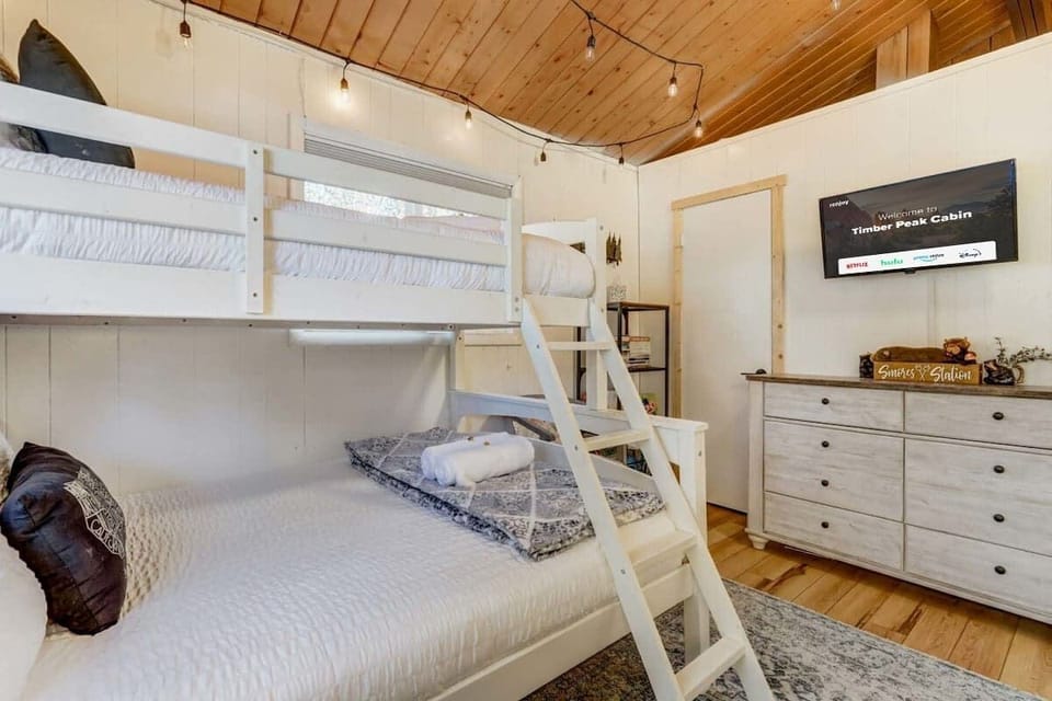 Rest in our cozy spaces! Our bunk bed is ready for family and friends, ensuring everyone enjoys a rejuvenating break during your vacation.