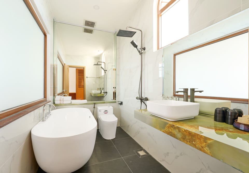Premium Room, City View | Bathroom | Rainfall showerhead, designer toiletries, hair dryer, bathrobes