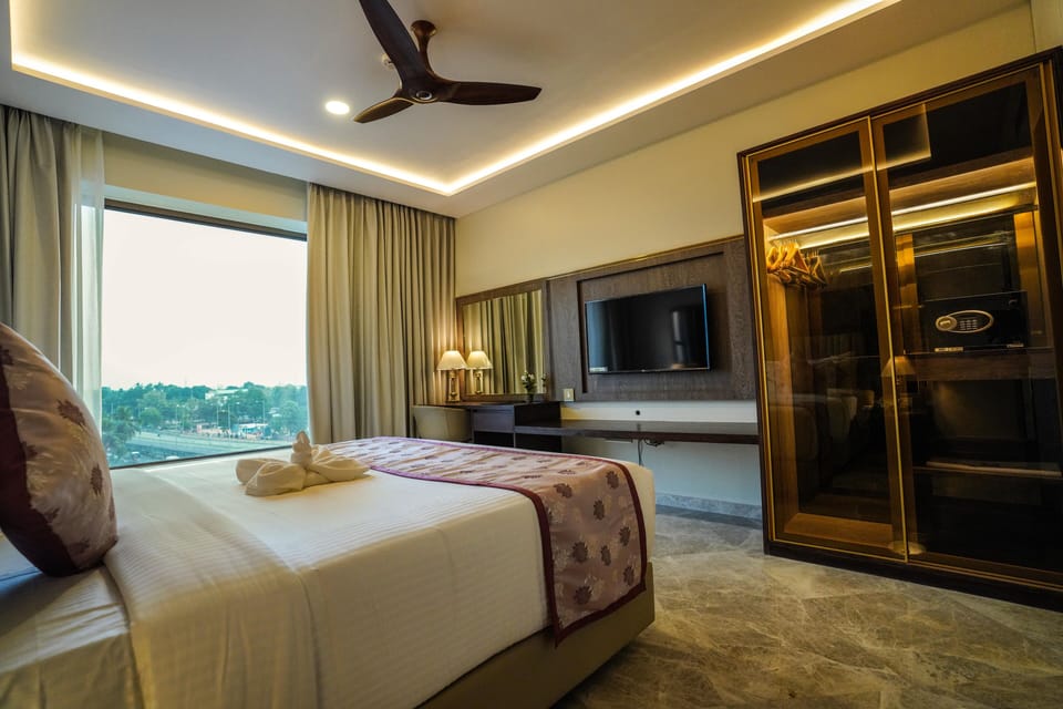 Club Room | In-room safe, desk, iron/ironing board, WiFi (free)