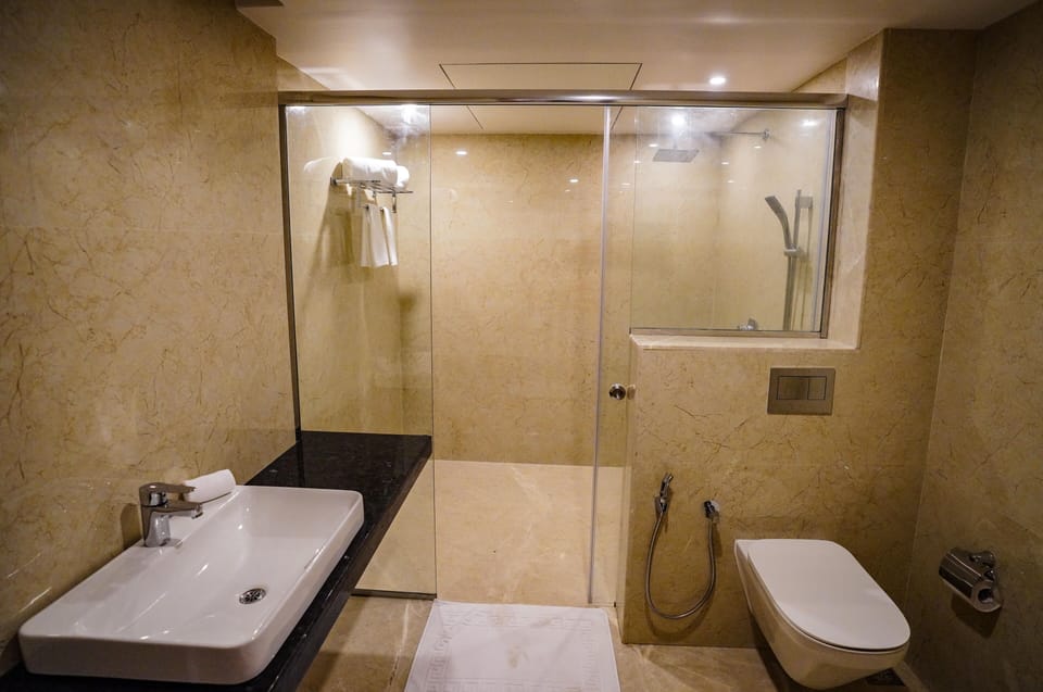 Club Room | Bathroom | Free toiletries, slippers