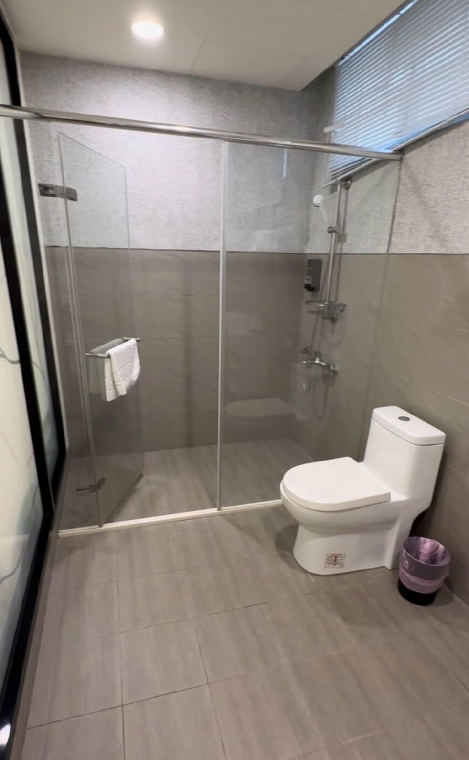 Standard Double Room | Bathroom | Shower, hair dryer, towels, shampoo
