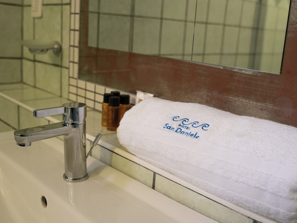 Shower, free toiletries, hair dryer, bidet