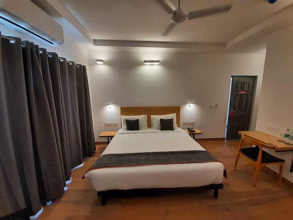 Executive Room | 1 bedroom, desk, laptop workspace, free WiFi