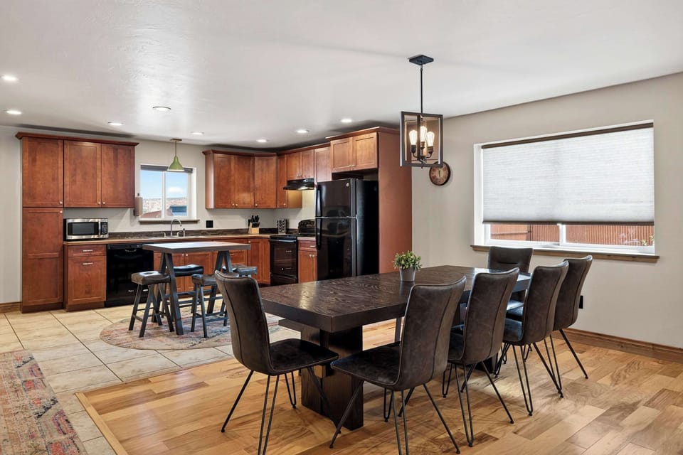 Dining Area (14 Guests)