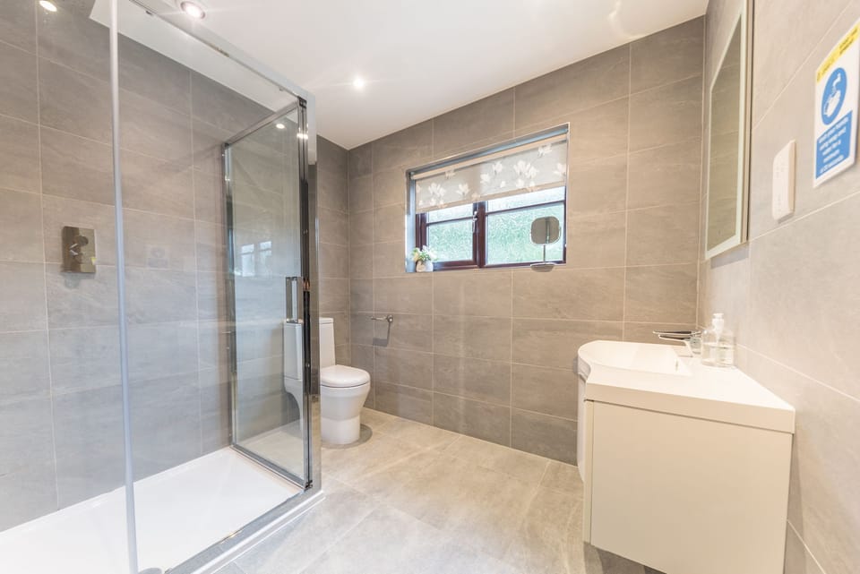 Roseberry Cottage en suite shower room 1