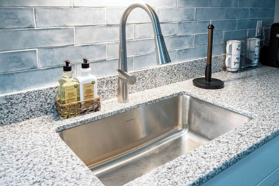 Unit 42: Sleek undermount sink.