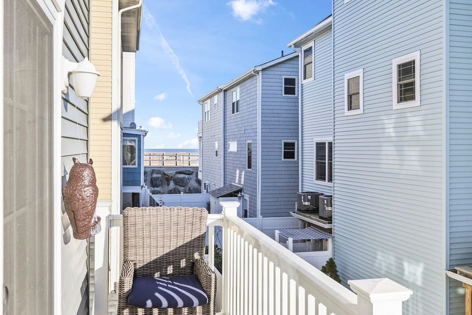 Kitchen & dining room balcony view to ocean