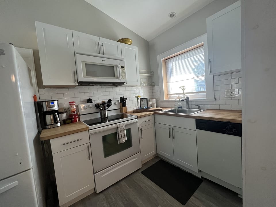 Full kitchen with dishwasher 