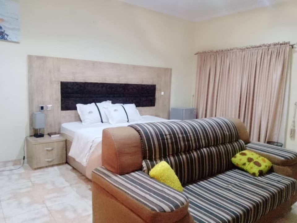 Executive Room | Desk, bed sheets