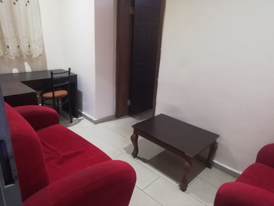 Suite | Desk, laptop workspace, free WiFi