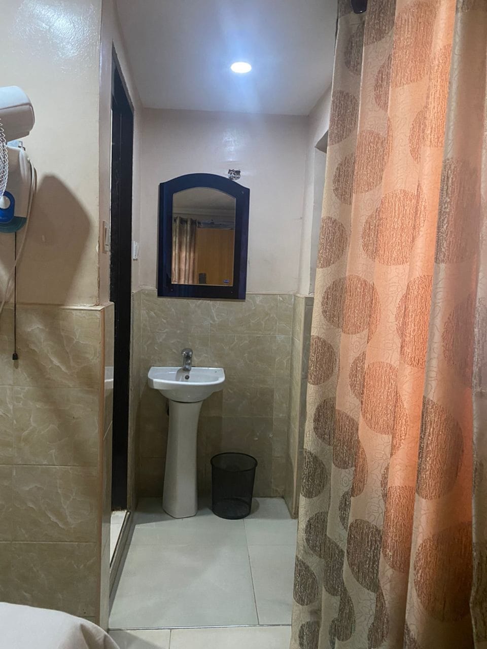 Basic Room | Bathroom | Free toiletries