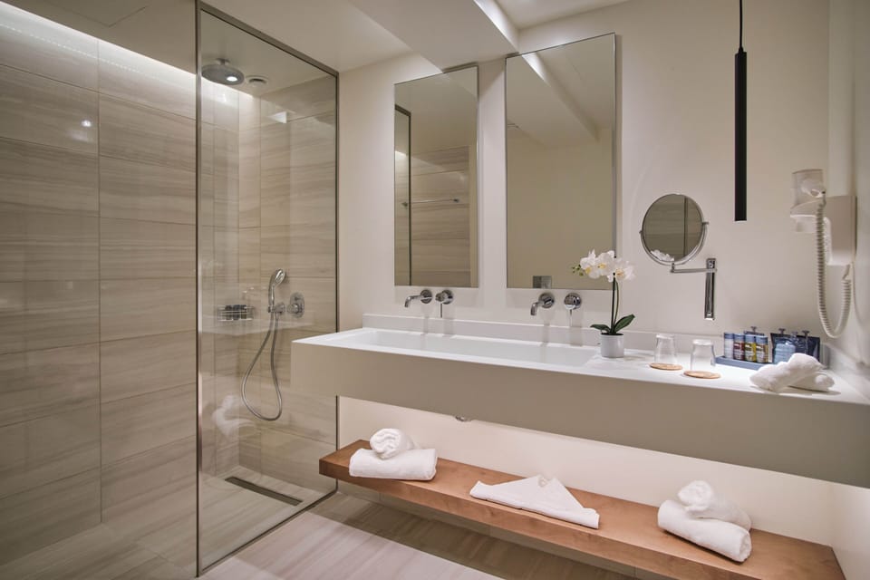 Junior Suite, Private Pool | Bathroom | Shower, free toiletries, hair dryer, bathrobes