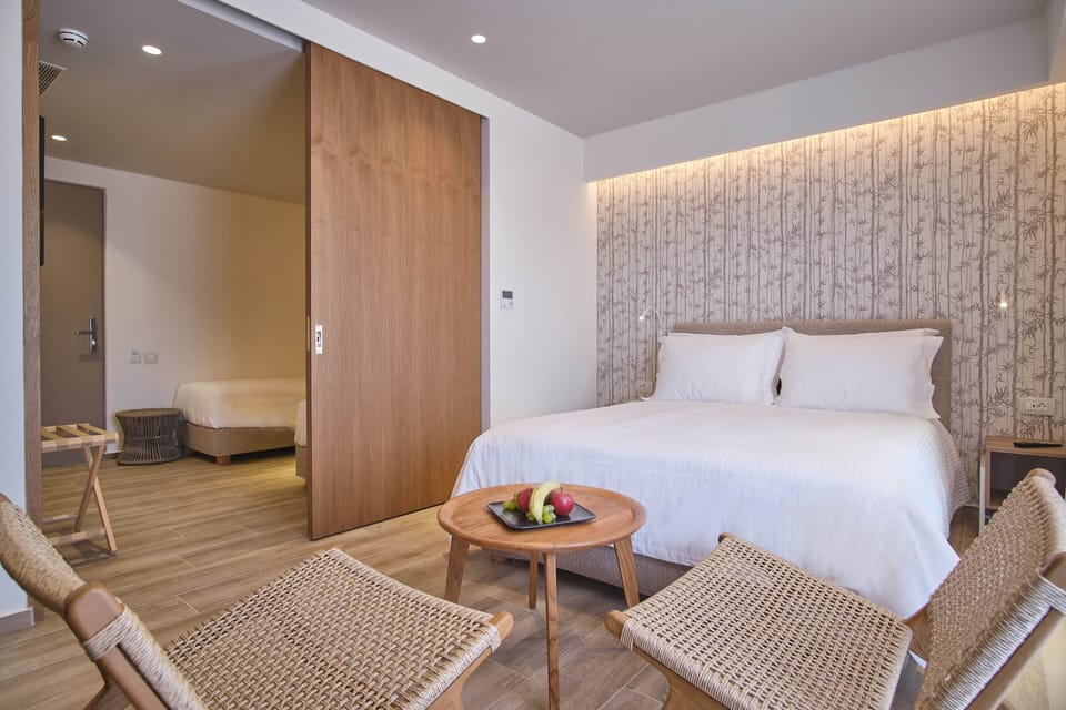 Family Room | In-room safe, desk, free WiFi, bed sheets
