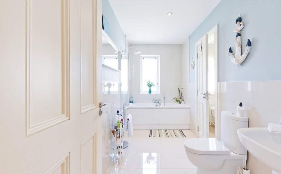 Bathtub, free toiletries