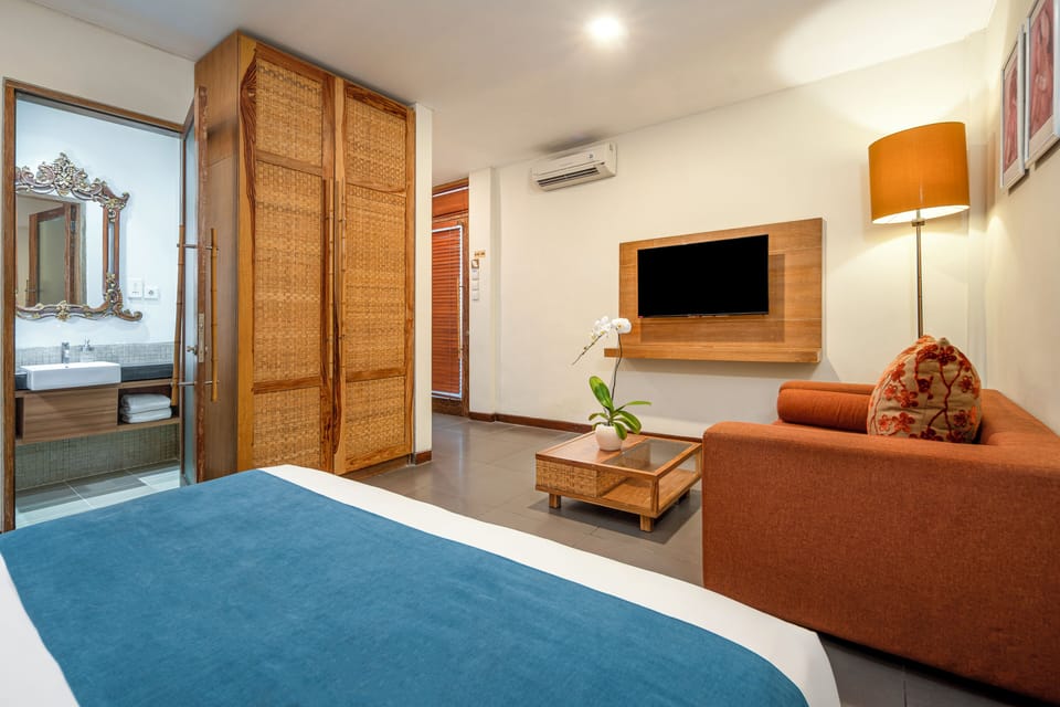 Deluxe Room | Minibar, in-room safe, desk, iron/ironing board
