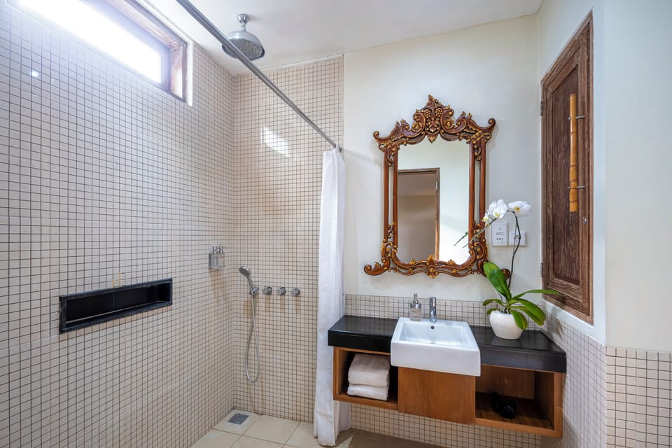 Deluxe Room | Bathroom | Shower, free toiletries, hair dryer, towels