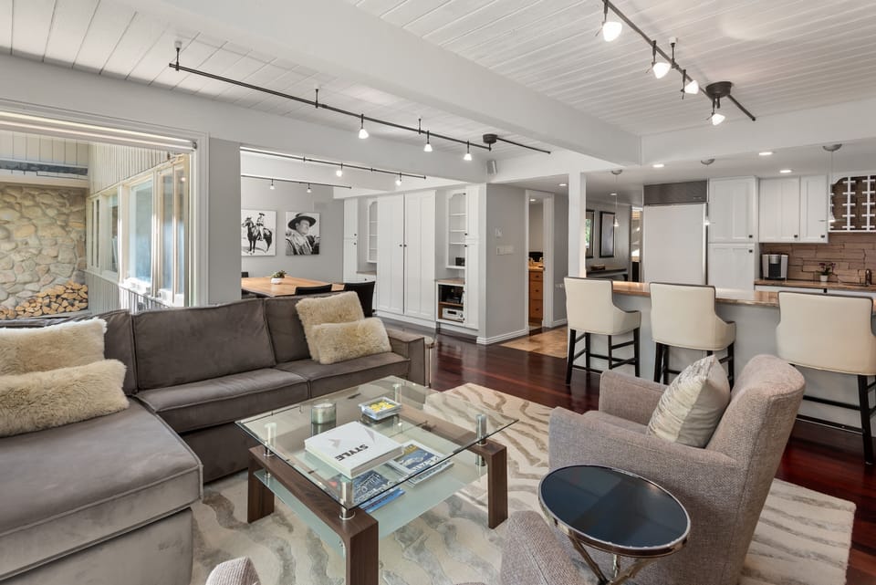 Condo, 2 Bedrooms | Living area