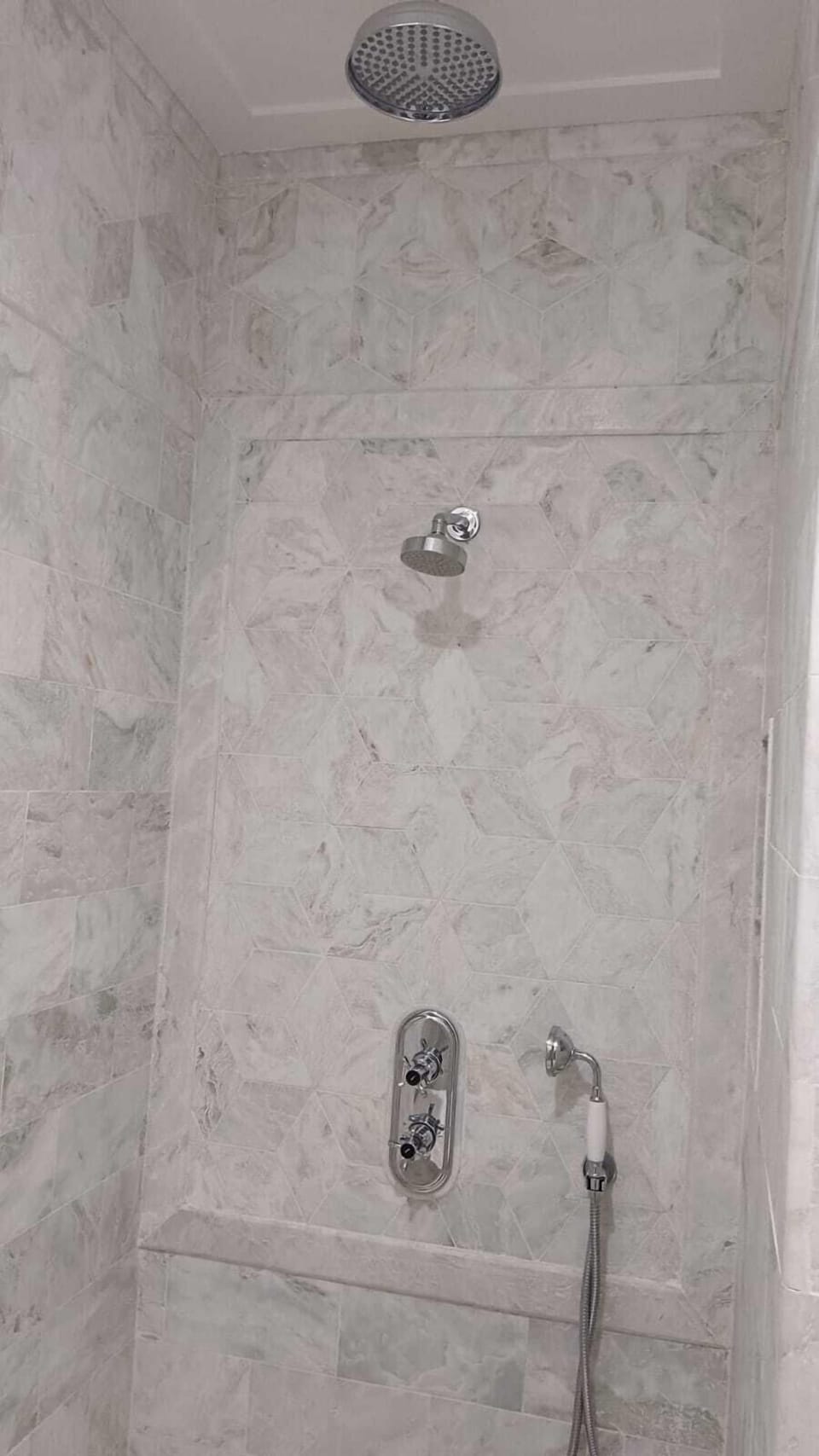 Shower, rainfall showerhead, free toiletries, hair dryer