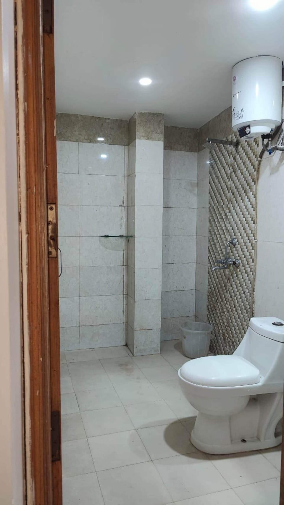 Deluxe Room | Bathroom | Shower, hydromassage showerhead, designer toiletries, hair dryer