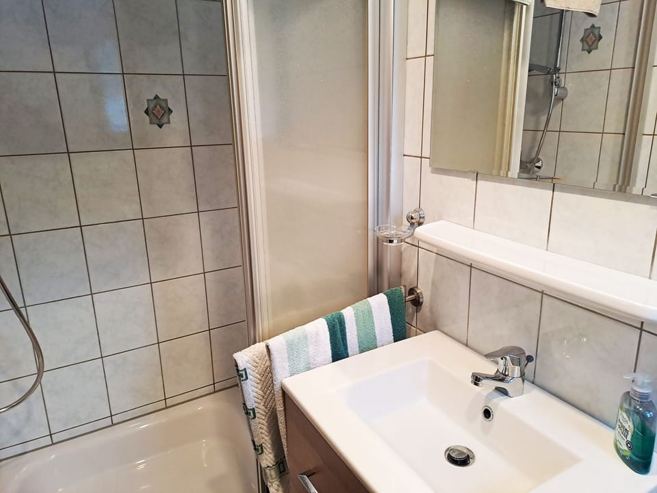 Double Room | Bathroom | Shower, towels