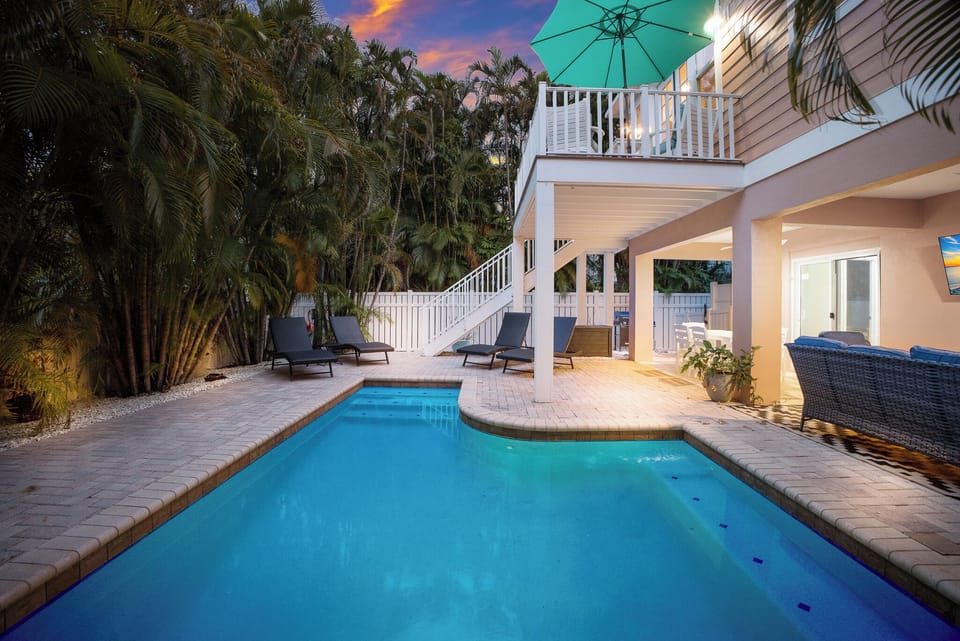Swim-Up Lounge Bench Spot