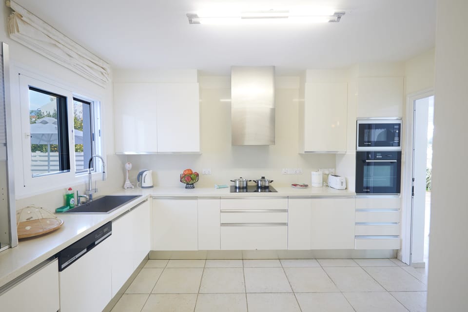 Modern Kitchen, fully equipped with all appliances and utensils