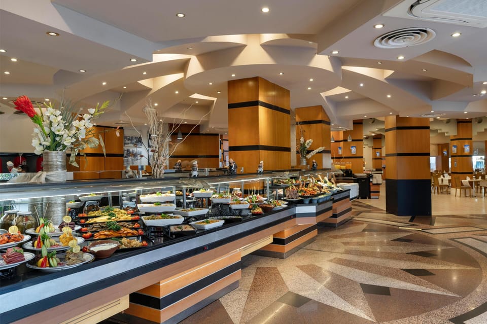 4 restaurants; breakfast, lunch, and dinner served