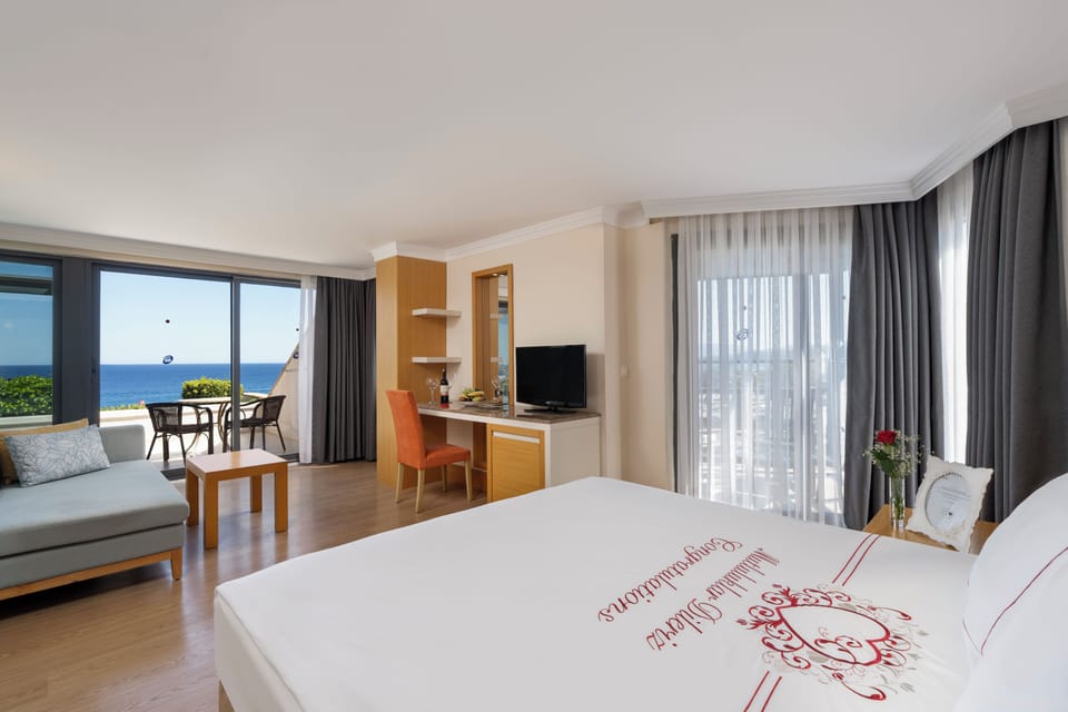 Suite, Bathtub | Free minibar, in-room safe, individually decorated