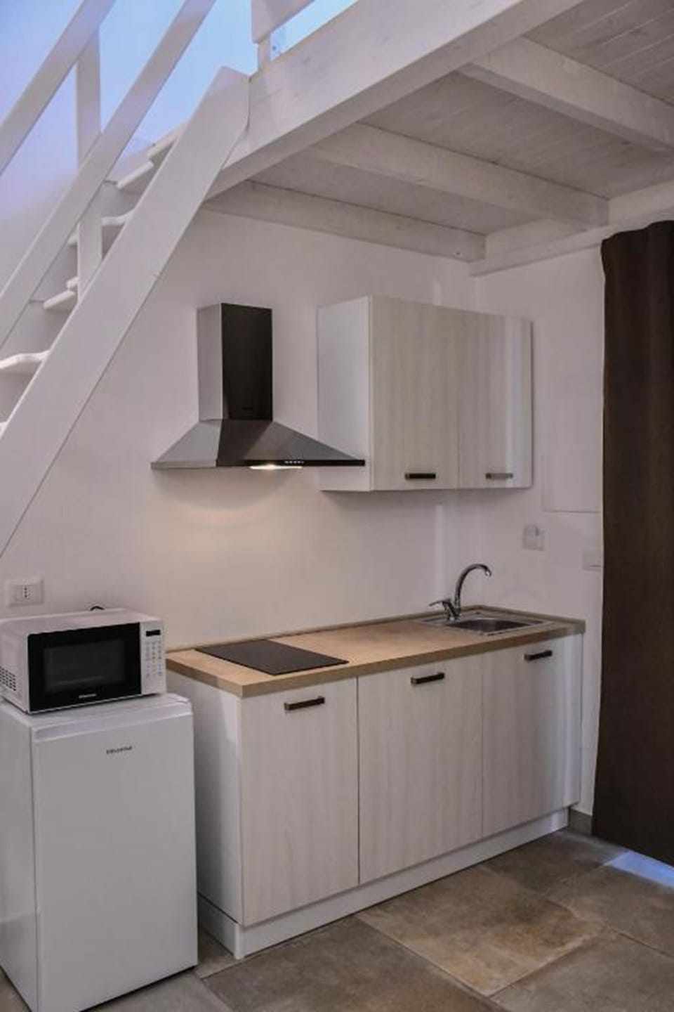 Family Studio | Private kitchen | Fridge, microwave, stovetop, espresso maker