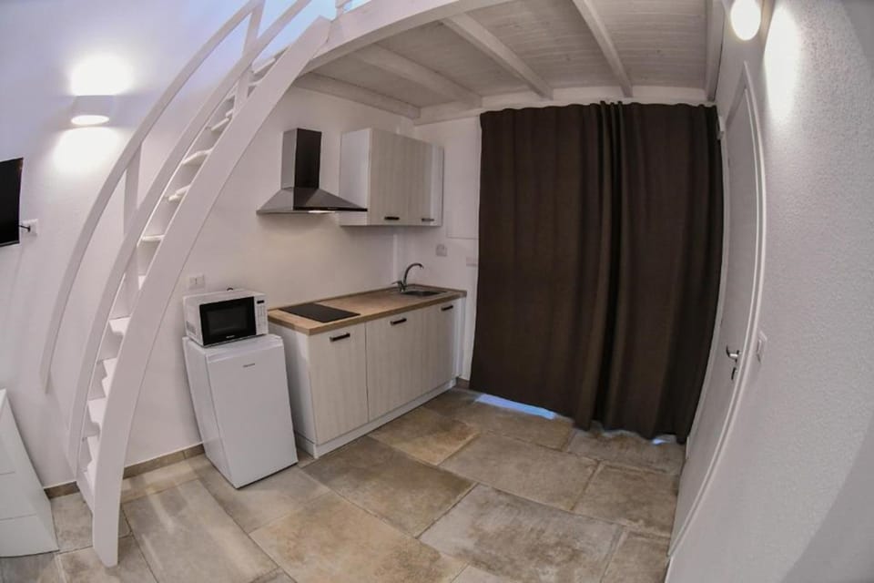 Family Studio | Private kitchen | Fridge, microwave, stovetop, espresso maker